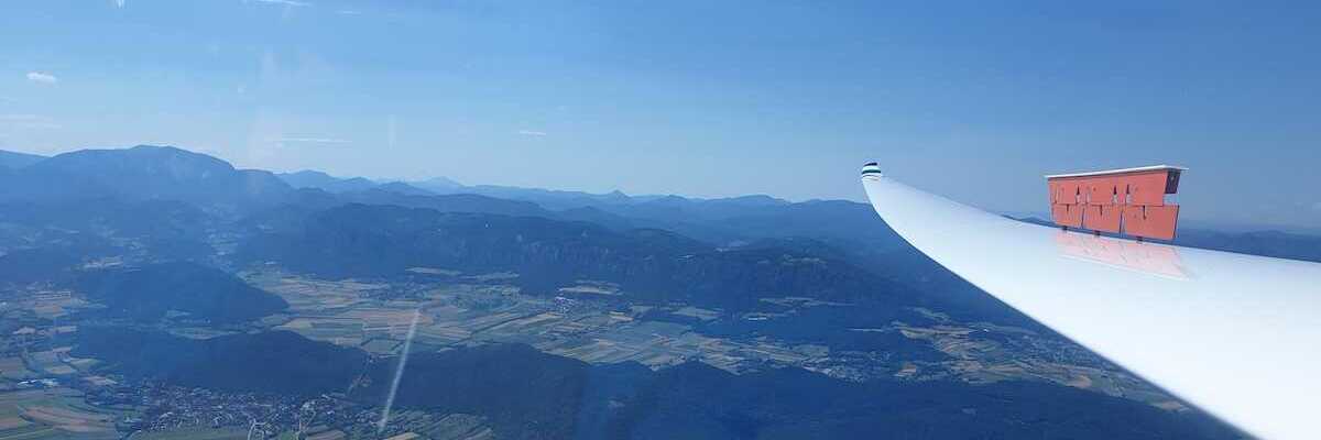 Flugwegposition um 13:10:01: Aufgenommen in der Nähe von Gemeinde Bad Fischau-Brunn, Österreich in 1389 Meter